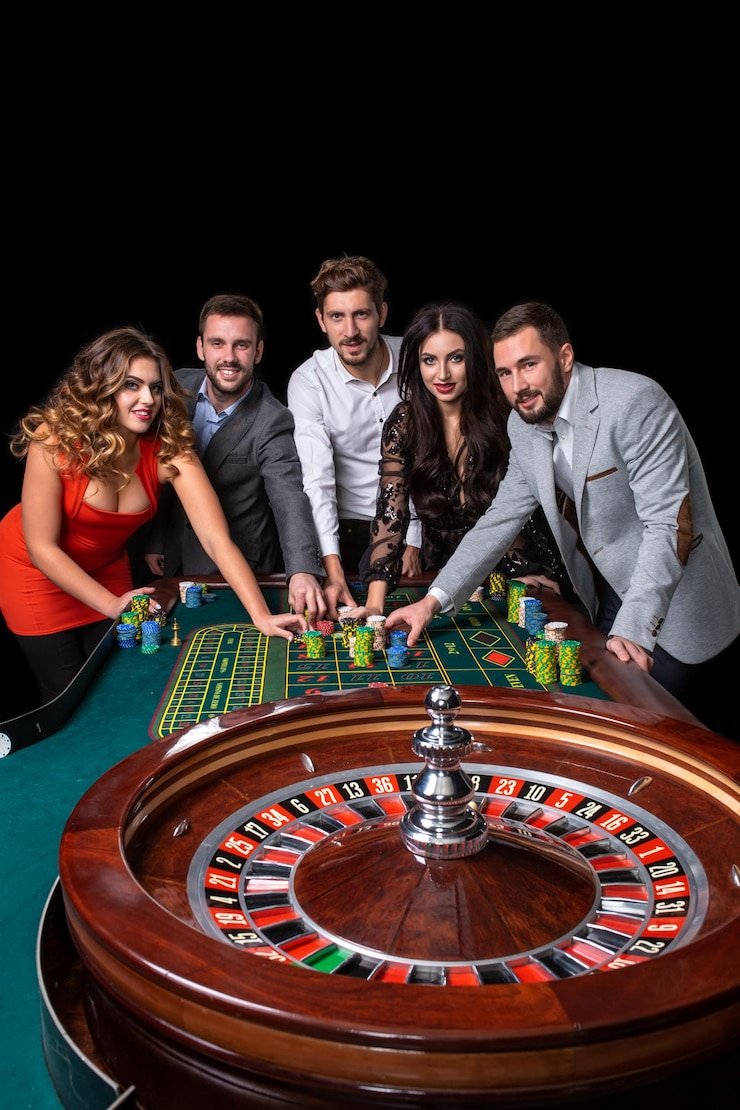 Antarmuka Bandar Poker di aplikasi wira99 menampilkan meja permainan dan kartu yang dibagikan